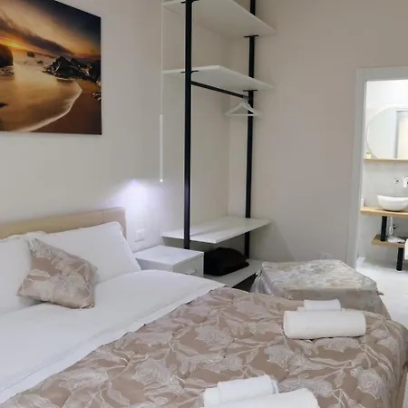 La Nuit Bed and Breakfast *